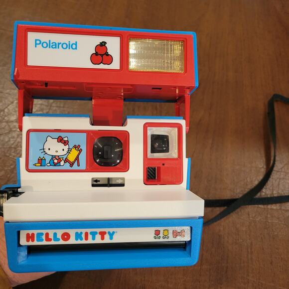 Hello Kitty Polaroid 600 Blue Refurbished by Retrospekt Limited Edition - Picture 4 of 11